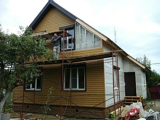 Монтаж сайдингом загородного дома